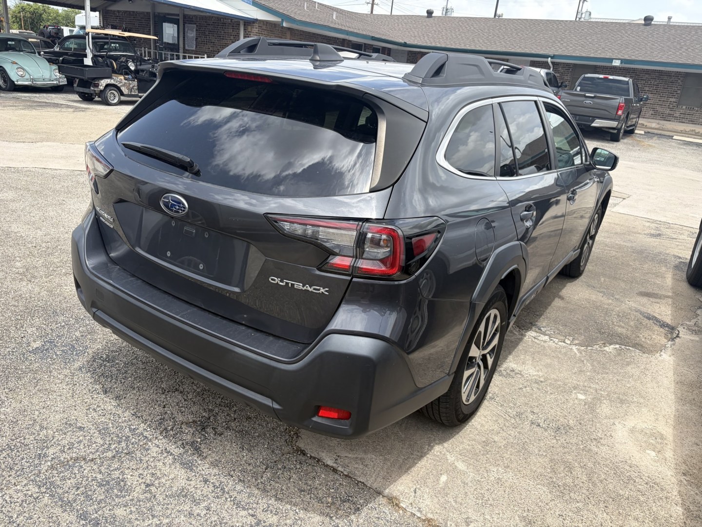 2023 Gray Subaru Outback Premium (4S4BTAFC7P3) with an 2.5L H4 DOHC 16V engine, CVT transmission, located at 1687 Business 35 S, New Braunfels, TX, 78130, (830) 625-7159, 29.655487, -98.051491- Photo#6