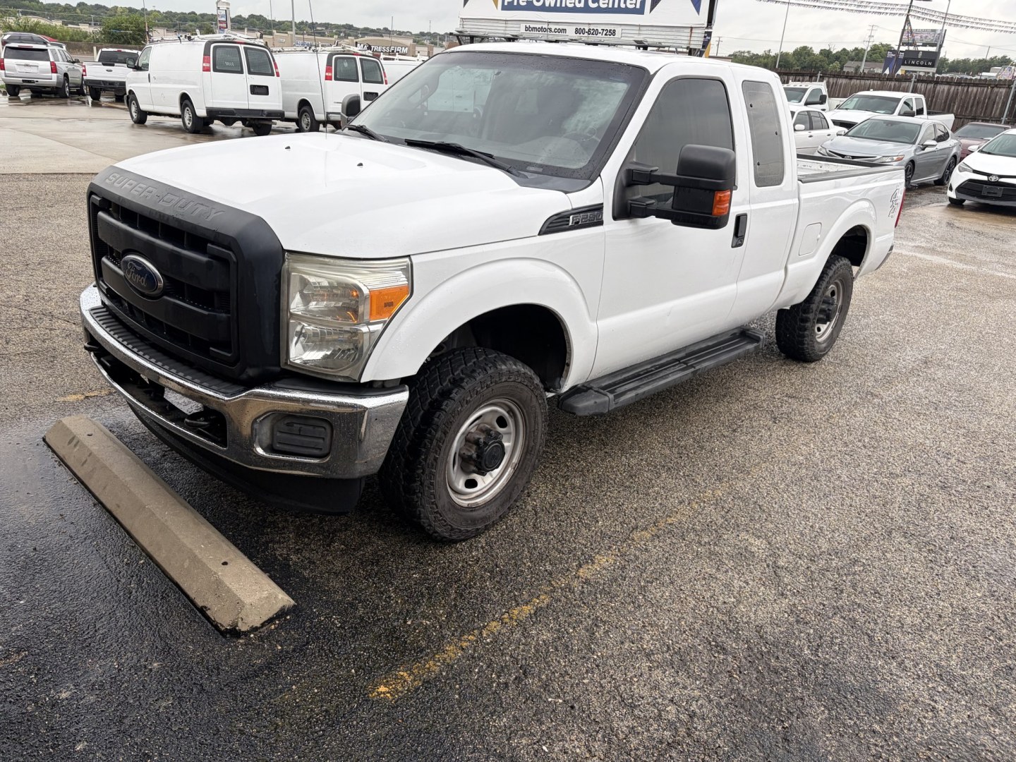 2016 White Ford F-250 SD XL SuperCab Short Bed 4WD (1FT7X2B6XGE) with an 6.2L V8 OHV 16V engine, 6A transmission, located at 1687 Business 35 S, New Braunfels, TX, 78130, (830) 625-7159, 29.655487, -98.051491- Photo#0