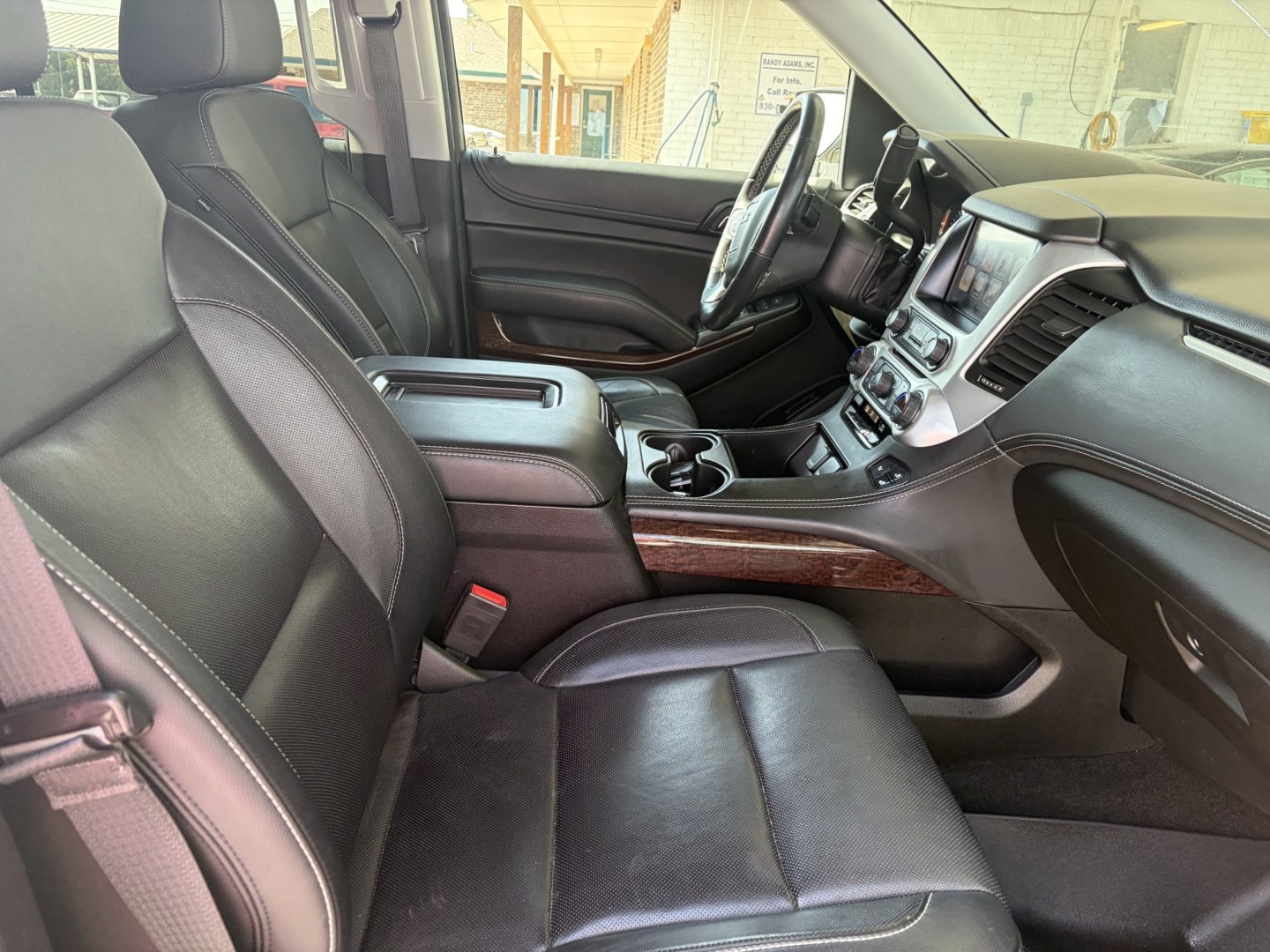 2018 Silver GMC Yukon SLT 2WD (1GKS1BKC8JR) with an 5.3L V8 OHV 16V engine, 6A transmission, located at 1687 Business 35 S, New Braunfels, TX, 78130, (830) 625-7159, 29.655487, -98.051491- Photo#2