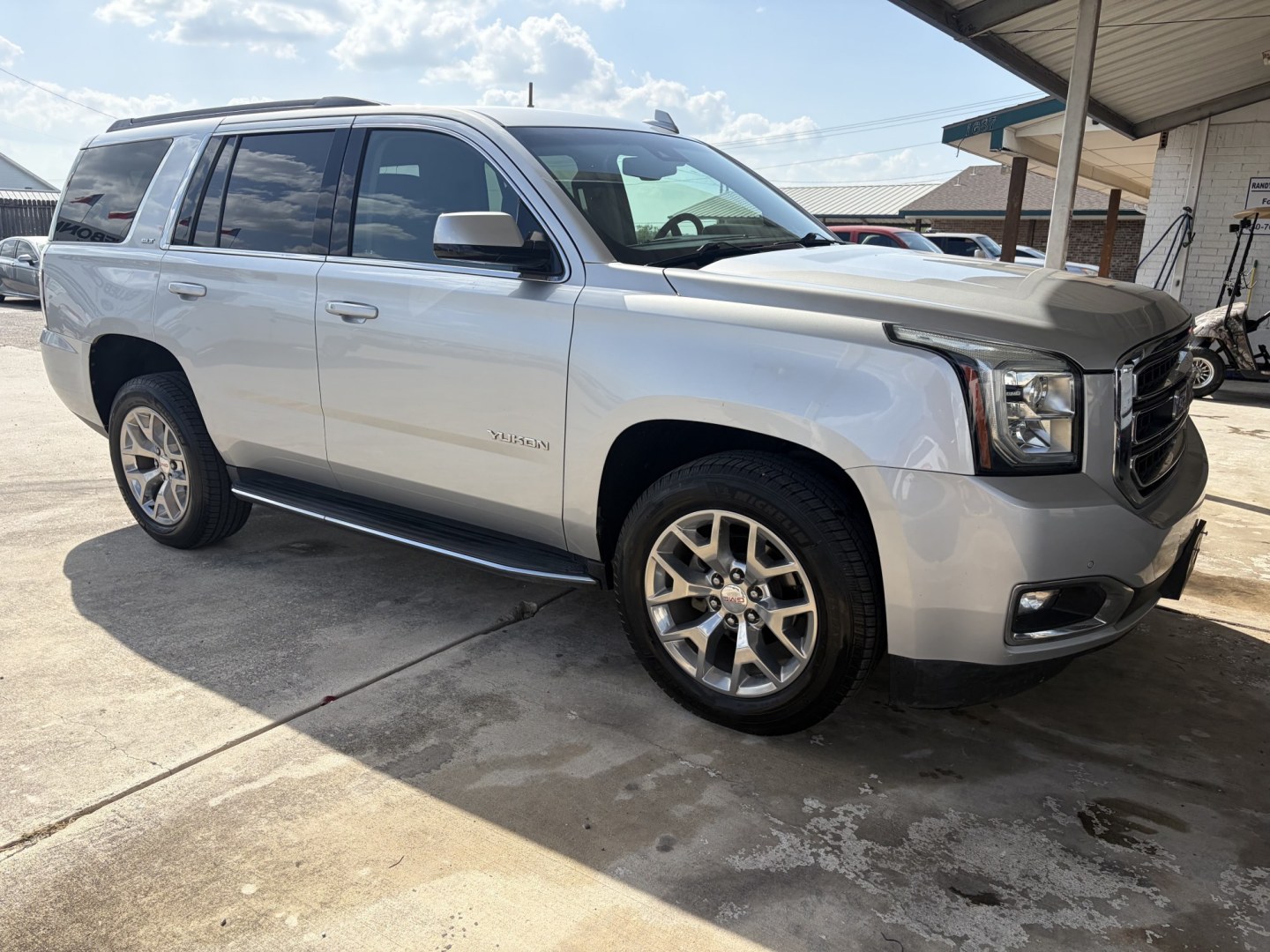 2018 Silver GMC Yukon SLT 2WD (1GKS1BKC8JR) with an 5.3L V8 OHV 16V engine, 6A transmission, located at 1687 Business 35 S, New Braunfels, TX, 78130, (830) 625-7159, 29.655487, -98.051491- Photo#1