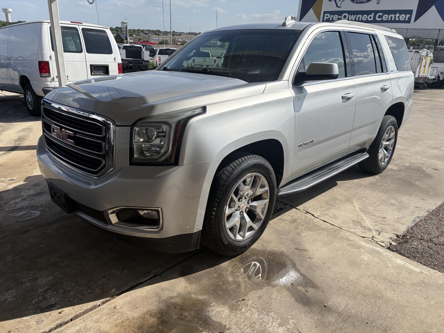 2018 Silver GMC Yukon SLT 2WD (1GKS1BKC8JR) with an 5.3L V8 OHV 16V engine, 6A transmission, located at 1687 Business 35 S, New Braunfels, TX, 78130, (830) 625-7159, 29.655487, -98.051491- Photo#0