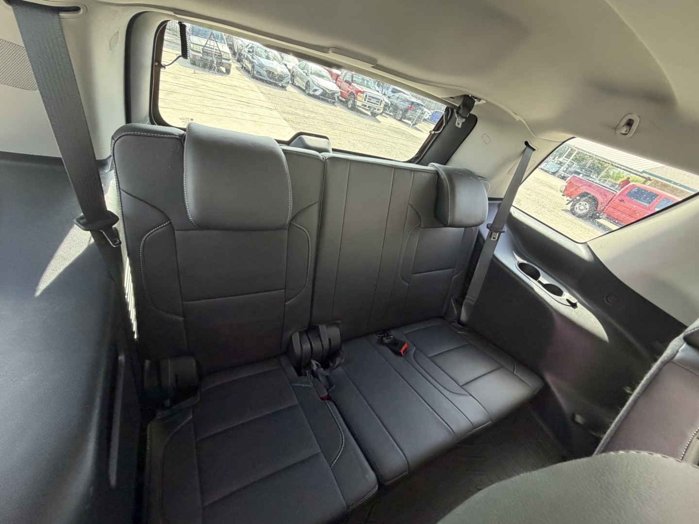 2018 Silver GMC Yukon SLT 2WD (1GKS1BKC8JR) with an 5.3L V8 OHV 16V engine, 6A transmission, located at 1687 Business 35 S, New Braunfels, TX, 78130, (830) 625-7159, 29.655487, -98.051491- Photo#6
