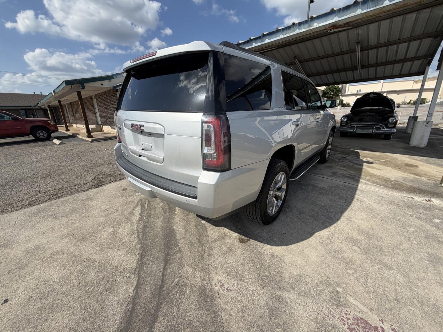 2018 Silver GMC Yukon SLT 2WD (1GKS1BKC8JR) with an 5.3L V8 OHV 16V engine, 6A transmission, located at 1687 Business 35 S, New Braunfels, TX, 78130, (830) 625-7159, 29.655487, -98.051491- Photo#7