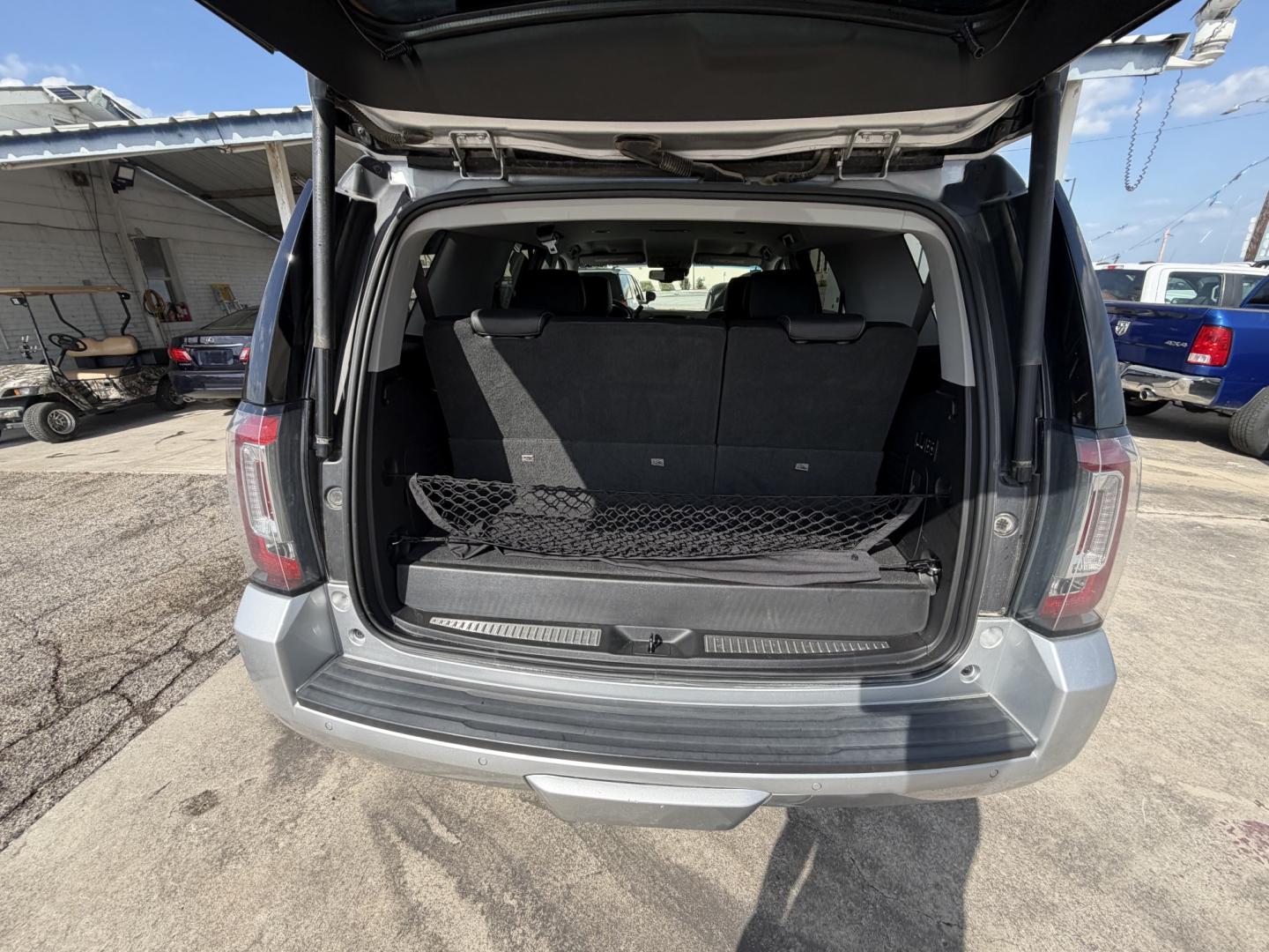 2018 Silver GMC Yukon SLT 2WD (1GKS1BKC8JR) with an 5.3L V8 OHV 16V engine, 6A transmission, located at 1687 Business 35 S, New Braunfels, TX, 78130, (830) 625-7159, 29.655487, -98.051491- Photo#8