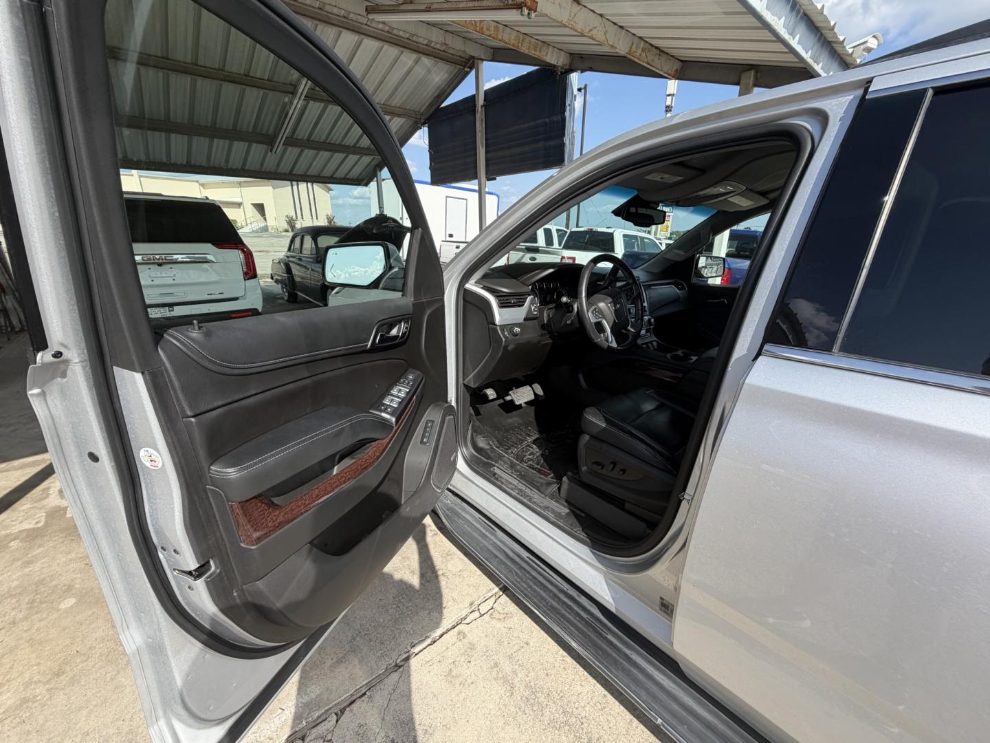 2018 Silver GMC Yukon SLT 2WD (1GKS1BKC8JR) with an 5.3L V8 OHV 16V engine, 6A transmission, located at 1687 Business 35 S, New Braunfels, TX, 78130, (830) 625-7159, 29.655487, -98.051491- Photo#11