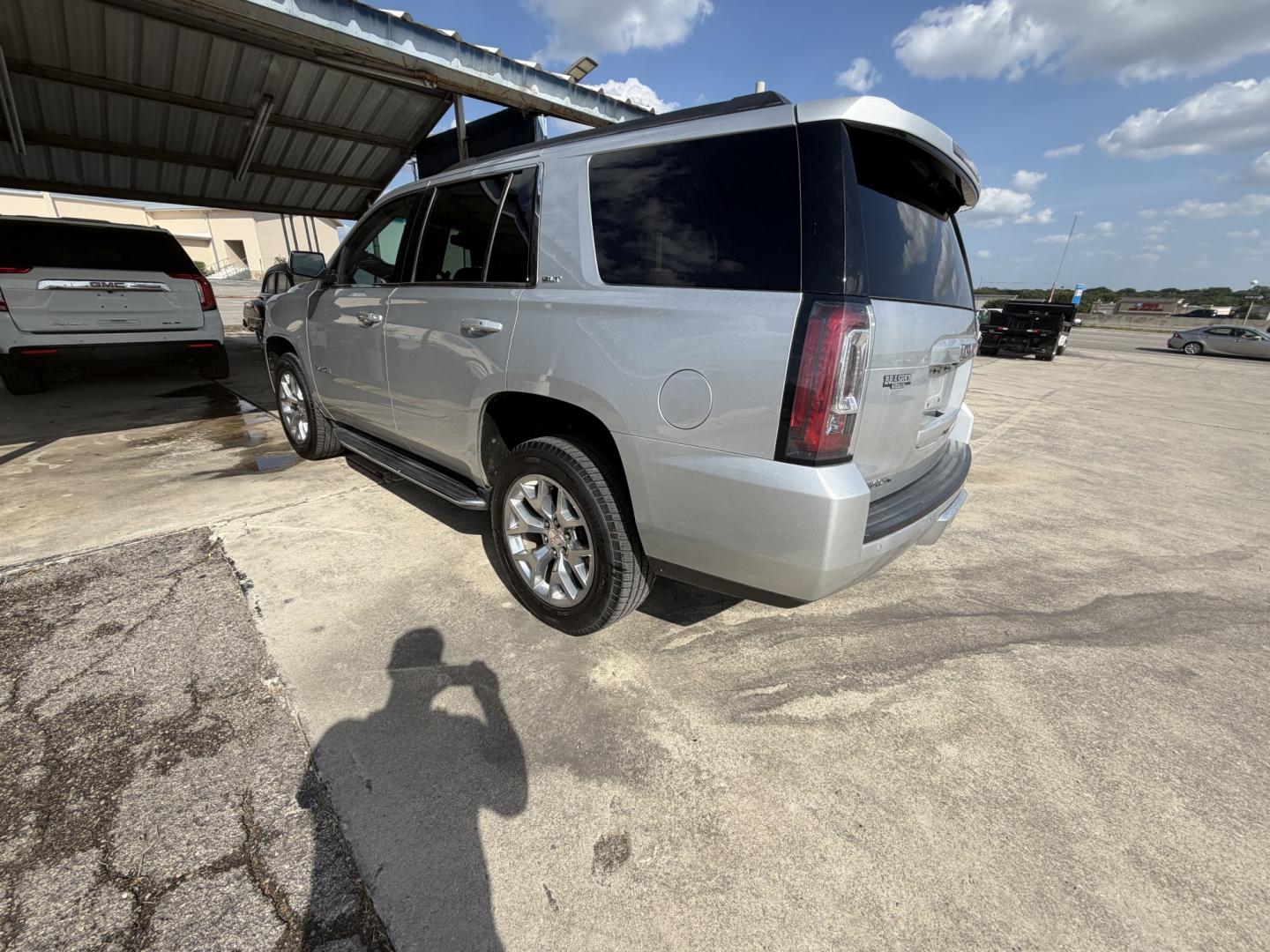 2018 Silver GMC Yukon SLT 2WD (1GKS1BKC8JR) with an 5.3L V8 OHV 16V engine, 6A transmission, located at 1687 Business 35 S, New Braunfels, TX, 78130, (830) 625-7159, 29.655487, -98.051491- Photo#10