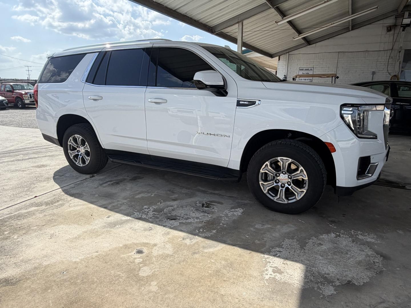 2023 White GMC Yukon SLE 2WD (1GKS1AKD0PR) with an 5.3L V8 OHV 16V engine, 10A transmission, located at 1687 Business 35 S, New Braunfels, TX, 78130, (830) 625-7159, 29.655487, -98.051491- Photo#1
