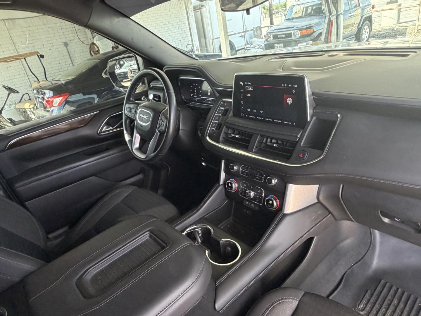 2023 White GMC Yukon SLE 2WD (1GKS1AKD0PR) with an 5.3L V8 OHV 16V engine, 10A transmission, located at 1687 Business 35 S, New Braunfels, TX, 78130, (830) 625-7159, 29.655487, -98.051491- Photo#3