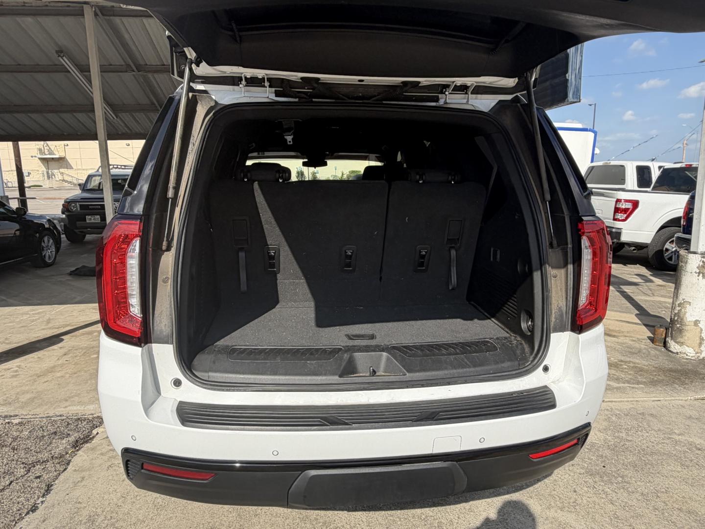 2023 White GMC Yukon SLE 2WD (1GKS1AKD0PR) with an 5.3L V8 OHV 16V engine, 10A transmission, located at 1687 Business 35 S, New Braunfels, TX, 78130, (830) 625-7159, 29.655487, -98.051491- Photo#6