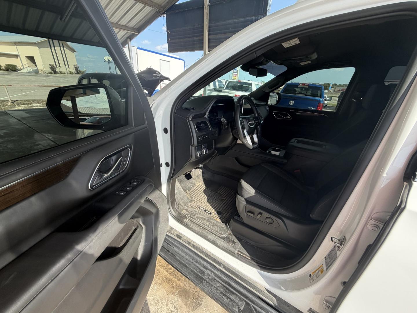 2023 White GMC Yukon SLE 2WD (1GKS1AKD0PR) with an 5.3L V8 OHV 16V engine, 10A transmission, located at 1687 Business 35 S, New Braunfels, TX, 78130, (830) 625-7159, 29.655487, -98.051491- Photo#8