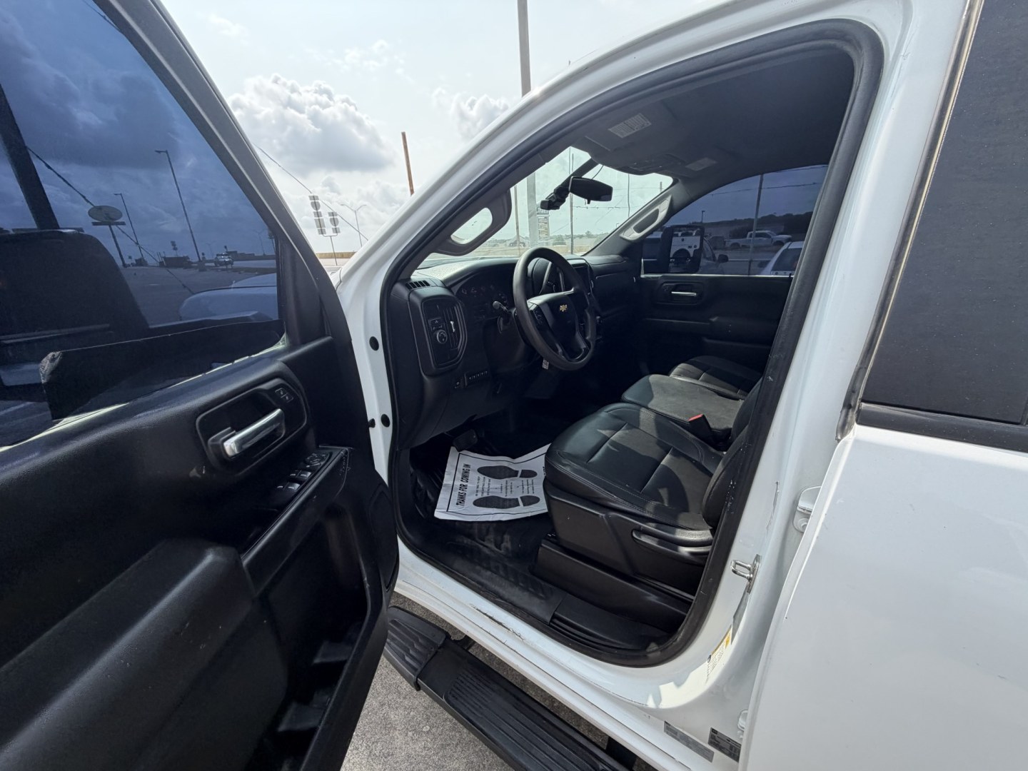 2022 White Chevrolet Silverado 3500HD Work Truck Crew Cab 2WD (1GC4WRE74NF) with an 6.6L V8 OHV 32V engine, 6A transmission, located at 1687 Business 35 S, New Braunfels, TX, 78130, (830) 625-7159, 29.655487, -98.051491- Photo#8