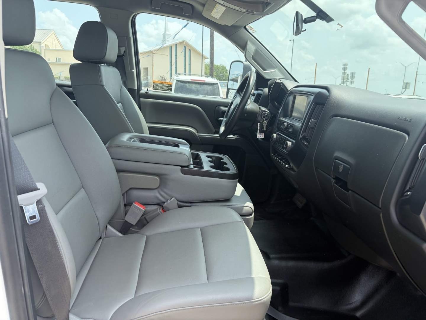 2022 White Chevrolet Silverado Medium Duty - (1HTKJPVK5NH) , located at 1687 Business 35 S, New Braunfels, TX, 78130, (830) 625-7159, 29.655487, -98.051491- Photo#2