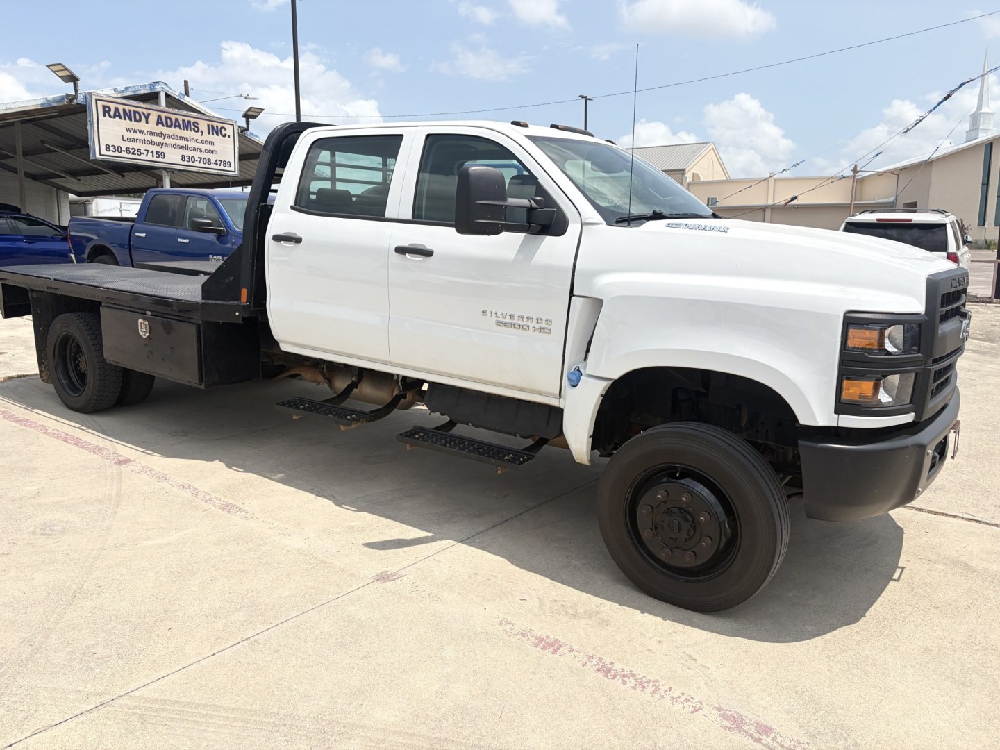 2022 White Chevrolet Silverado Medium Duty - (1HTKJPVK5NH) , located at 1687 Business 35 S, New Braunfels, TX, 78130, (830) 625-7159, 29.655487, -98.051491- Photo#1