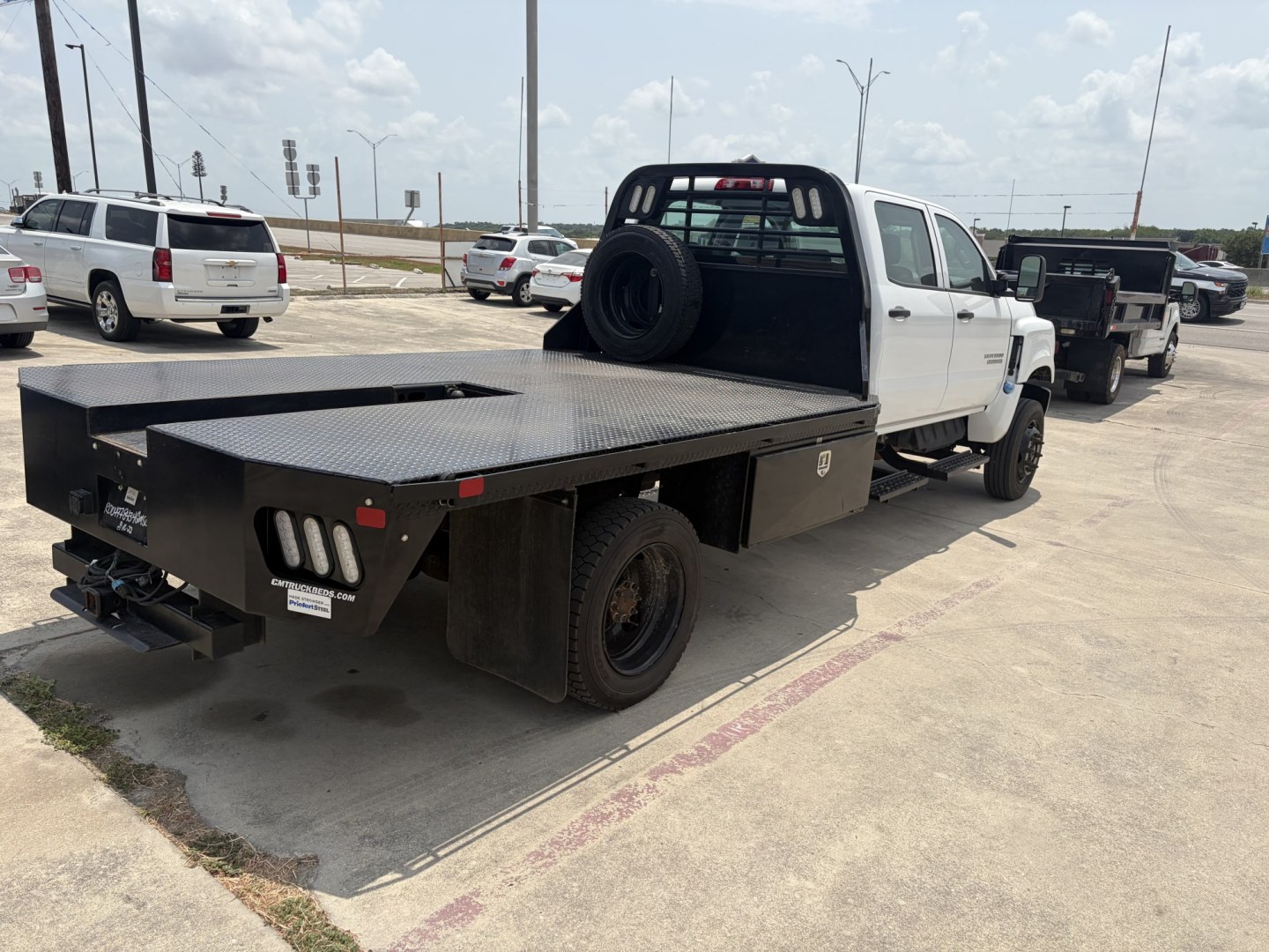2022 White Chevrolet Silverado Medium Duty - (1HTKJPVK5NH) , located at 1687 Business 35 S, New Braunfels, TX, 78130, (830) 625-7159, 29.655487, -98.051491- Photo#6