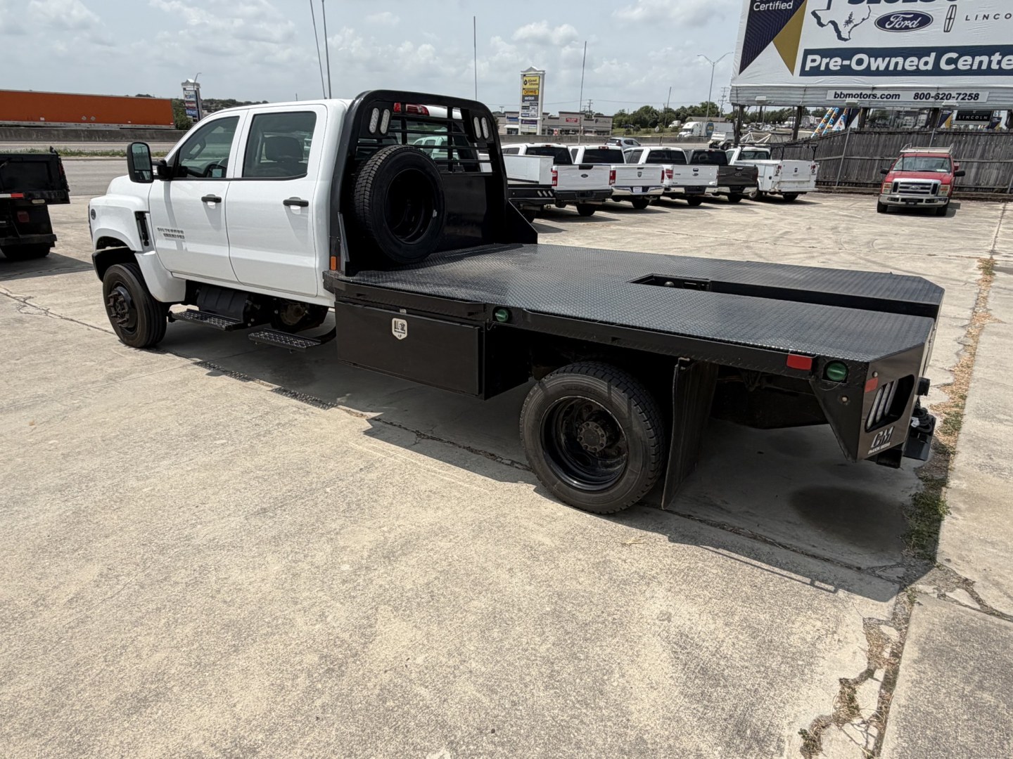 2022 White Chevrolet Silverado Medium Duty - (1HTKJPVK5NH) , located at 1687 Business 35 S, New Braunfels, TX, 78130, (830) 625-7159, 29.655487, -98.051491- Photo#8