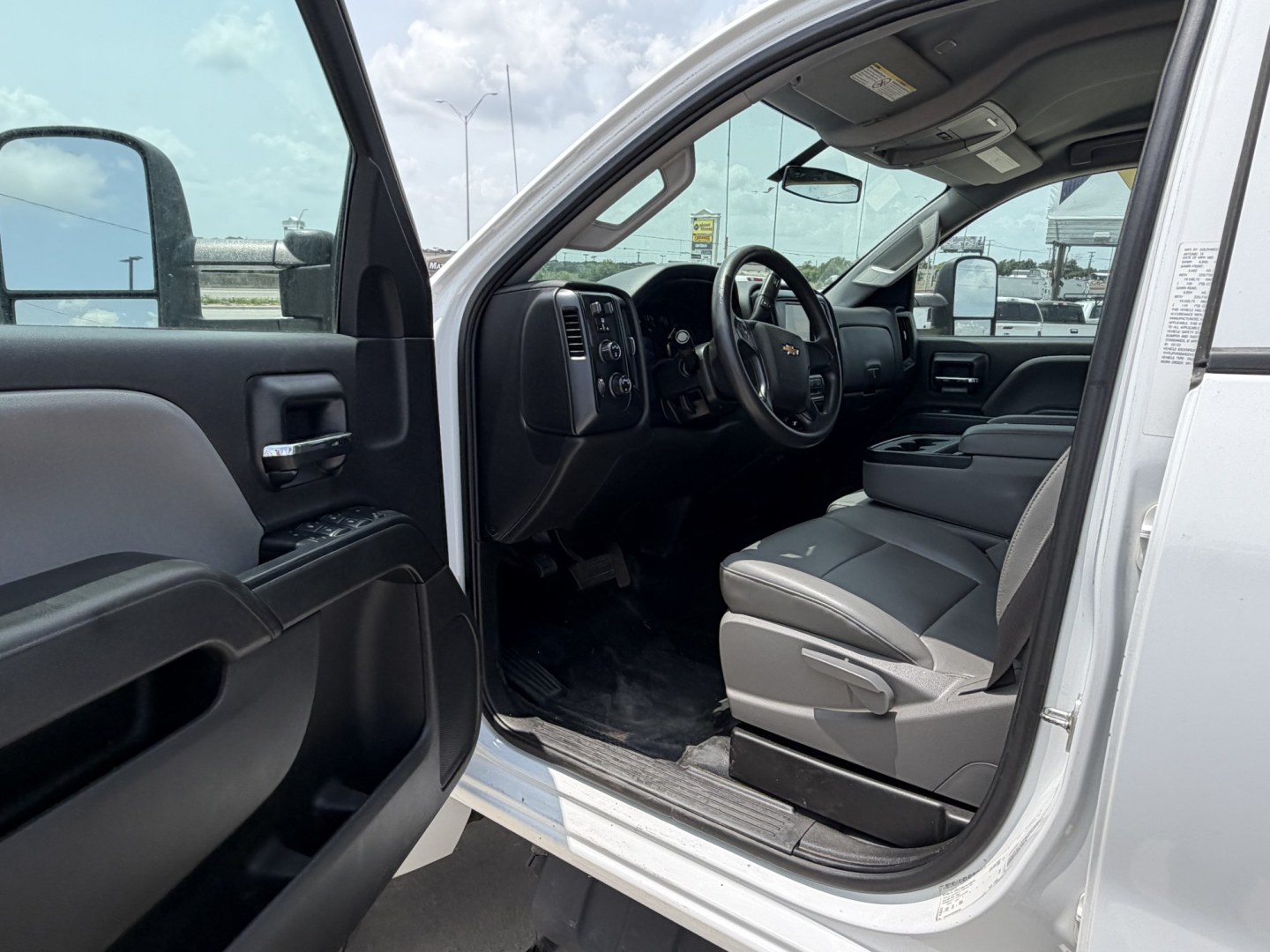 2022 White Chevrolet Silverado Medium Duty - (1HTKJPVK5NH) , located at 1687 Business 35 S, New Braunfels, TX, 78130, (830) 625-7159, 29.655487, -98.051491- Photo#10