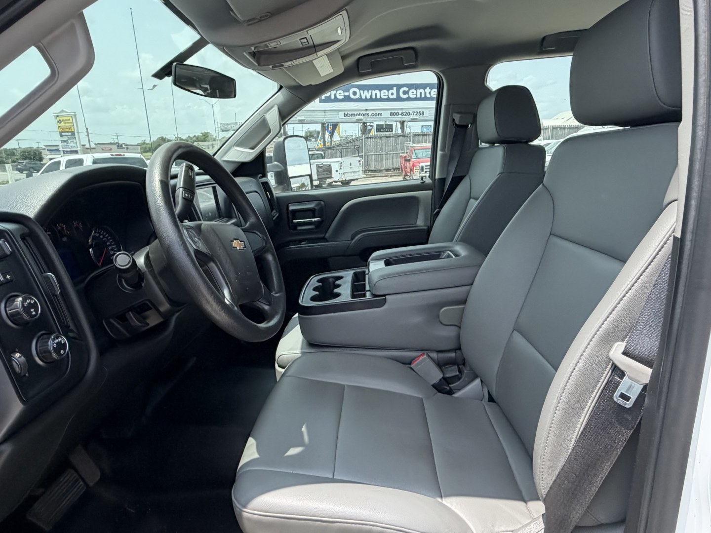 2022 White Chevrolet Silverado Medium Duty - (1HTKJPVK5NH) , located at 1687 Business 35 S, New Braunfels, TX, 78130, (830) 625-7159, 29.655487, -98.051491- Photo#11