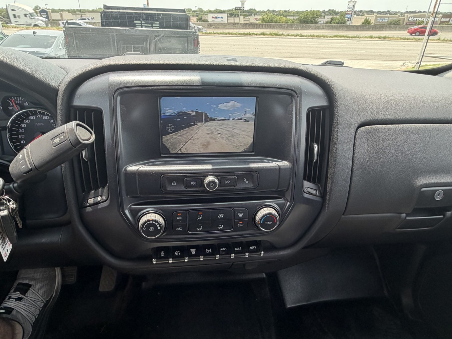 2022 White Chevrolet Silverado Medium Duty - (1HTKJPVK5NH) , located at 1687 Business 35 S, New Braunfels, TX, 78130, (830) 625-7159, 29.655487, -98.051491- Photo#13
