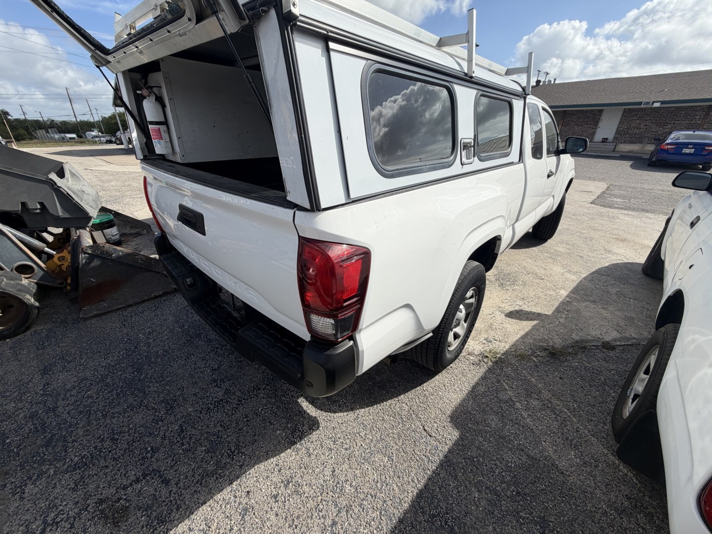 2021 White Toyota Tacoma SR5 Access Cab I4 6AT 2WD (3TYRX5GN5MT) with an 2.7L L4 DOHC 16V engine, 6A transmission, located at 1687 Business 35 S, New Braunfels, TX, 78130, (830) 625-7159, 29.655487, -98.051491- Photo#2