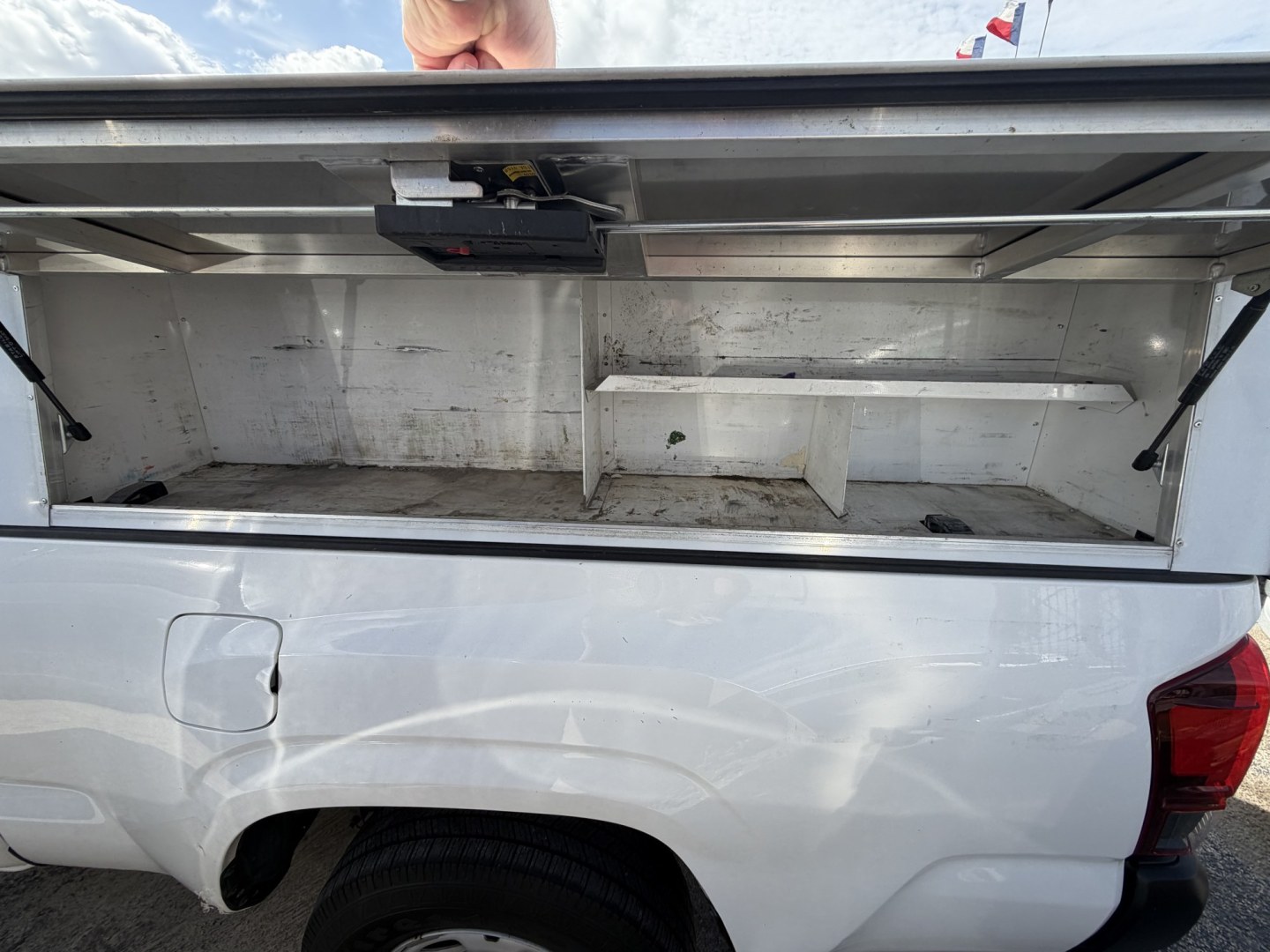 2021 White Toyota Tacoma SR5 Access Cab I4 6AT 2WD (3TYRX5GN5MT) with an 2.7L L4 DOHC 16V engine, 6A transmission, located at 1687 Business 35 S, New Braunfels, TX, 78130, (830) 625-7159, 29.655487, -98.051491- Photo#4