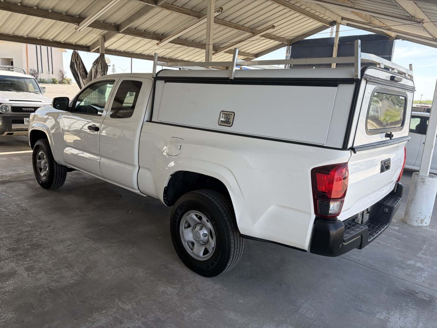 2021 White Toyota Tacoma SR5 Access Cab I4 6AT 2WD (3TYRX5GN5MT) with an 2.7L L4 DOHC 16V engine, 6A transmission, located at 1687 Business 35 S, New Braunfels, TX, 78130, (830) 625-7159, 29.655487, -98.051491- Photo#8