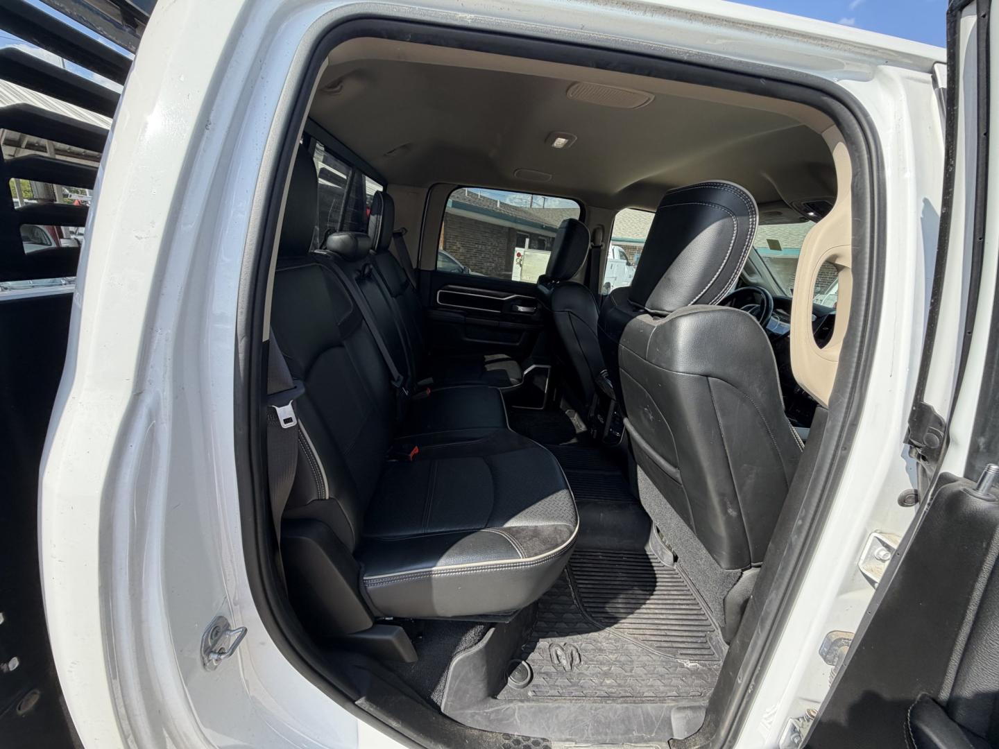 2019 White RAM 3500 Crew Cab Laramie 4WD DRW (3C7WRTCL4KG) with an 6.7L L6 OHV 24V TURBO DIESEL engine, 6A transmission, located at 1687 Business 35 S, New Braunfels, TX, 78130, (830) 625-7159, 29.655487, -98.051491- Photo#4