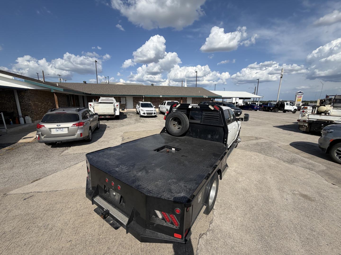 2019 White RAM 3500 Crew Cab Laramie 4WD DRW (3C7WRTCL4KG) with an 6.7L L6 OHV 24V TURBO DIESEL engine, 6A transmission, located at 1687 Business 35 S, New Braunfels, TX, 78130, (830) 625-7159, 29.655487, -98.051491- Photo#7