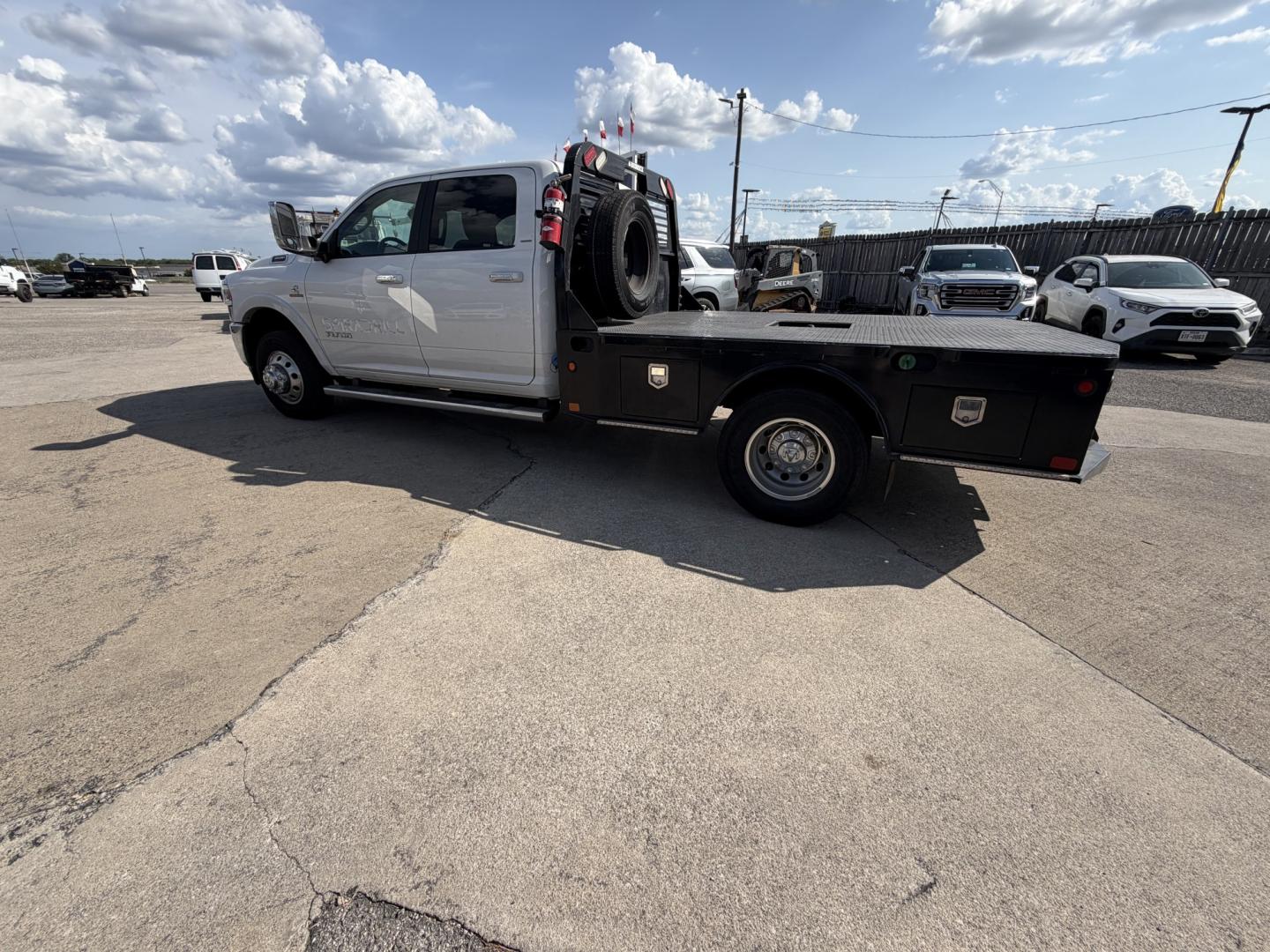 2019 White RAM 3500 Crew Cab Laramie 4WD DRW (3C7WRTCL4KG) with an 6.7L L6 OHV 24V TURBO DIESEL engine, 6A transmission, located at 1687 Business 35 S, New Braunfels, TX, 78130, (830) 625-7159, 29.655487, -98.051491- Photo#9