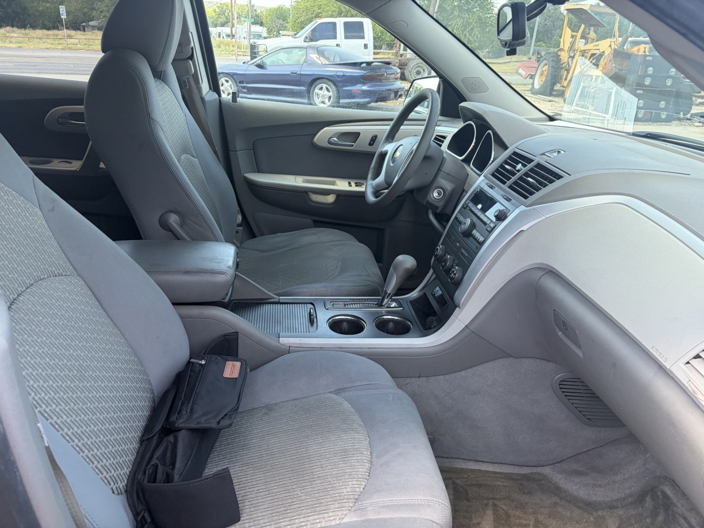 2012 Blue Chevrolet Traverse LS FWD (1GNKREED6CJ) with an 3.6L V6 DOHC 24V engine, 6A transmission, located at 1687 Business 35 S, New Braunfels, TX, 78130, (830) 625-7159, 29.655487, -98.051491- Photo#2