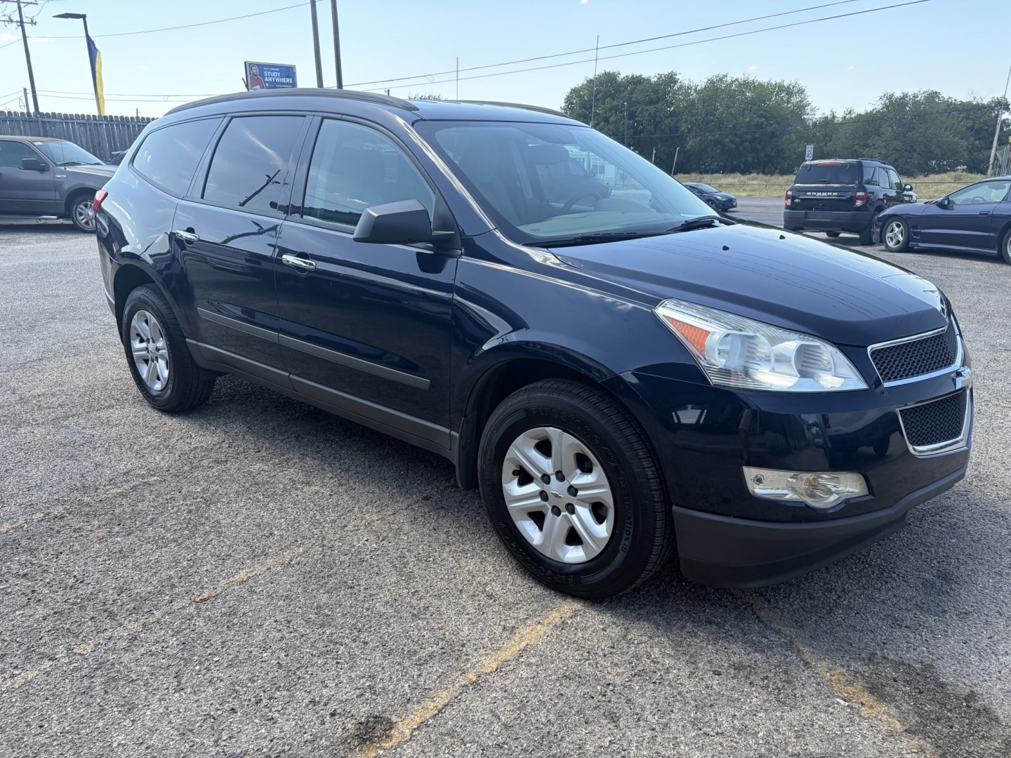 2012 Blue Chevrolet Traverse LS FWD (1GNKREED6CJ) with an 3.6L V6 DOHC 24V engine, 6A transmission, located at 1687 Business 35 S, New Braunfels, TX, 78130, (830) 625-7159, 29.655487, -98.051491- Photo#1
