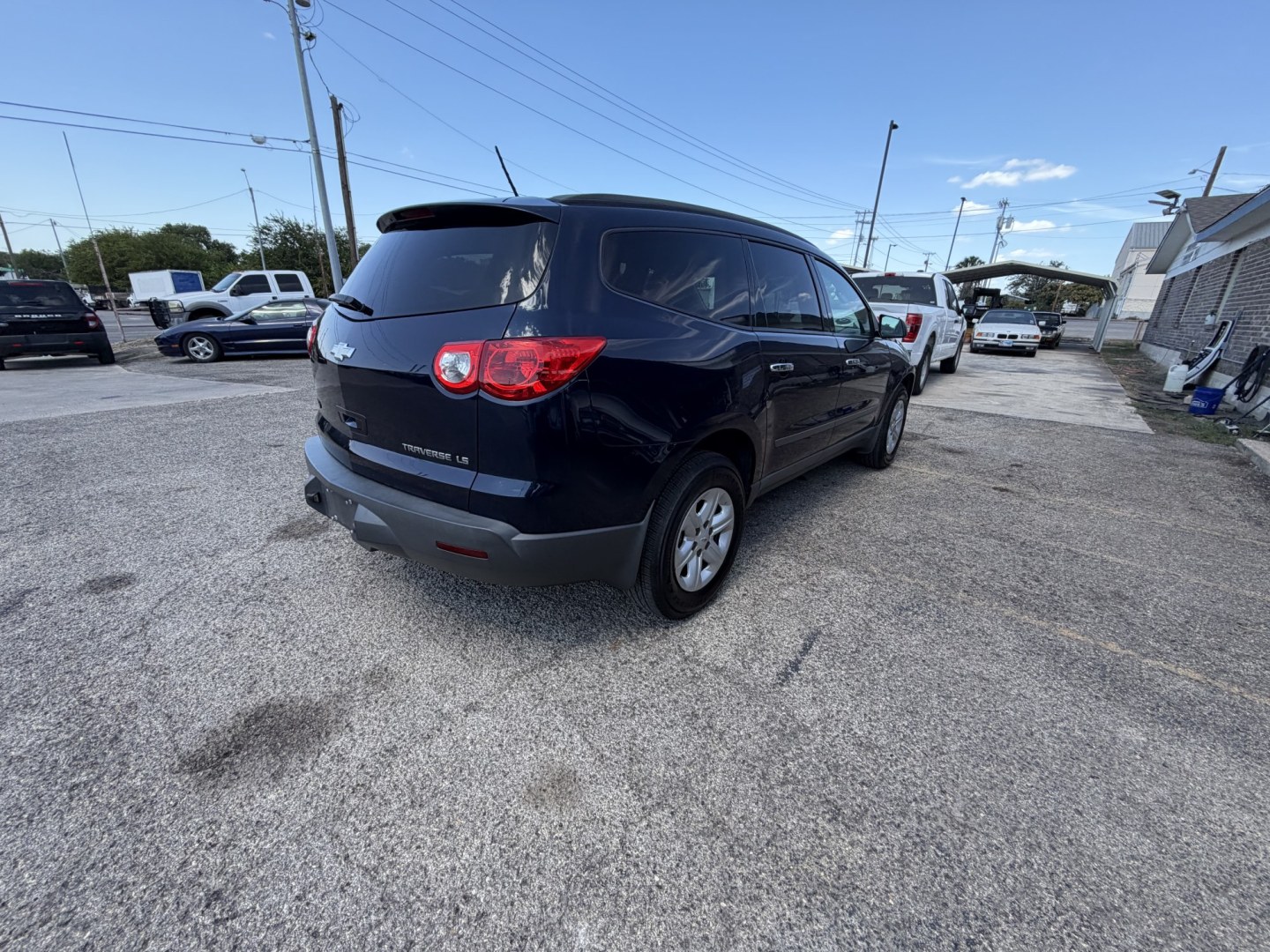 2012 Blue Chevrolet Traverse LS FWD (1GNKREED6CJ) with an 3.6L V6 DOHC 24V engine, 6A transmission, located at 1687 Business 35 S, New Braunfels, TX, 78130, (830) 625-7159, 29.655487, -98.051491- Photo#6