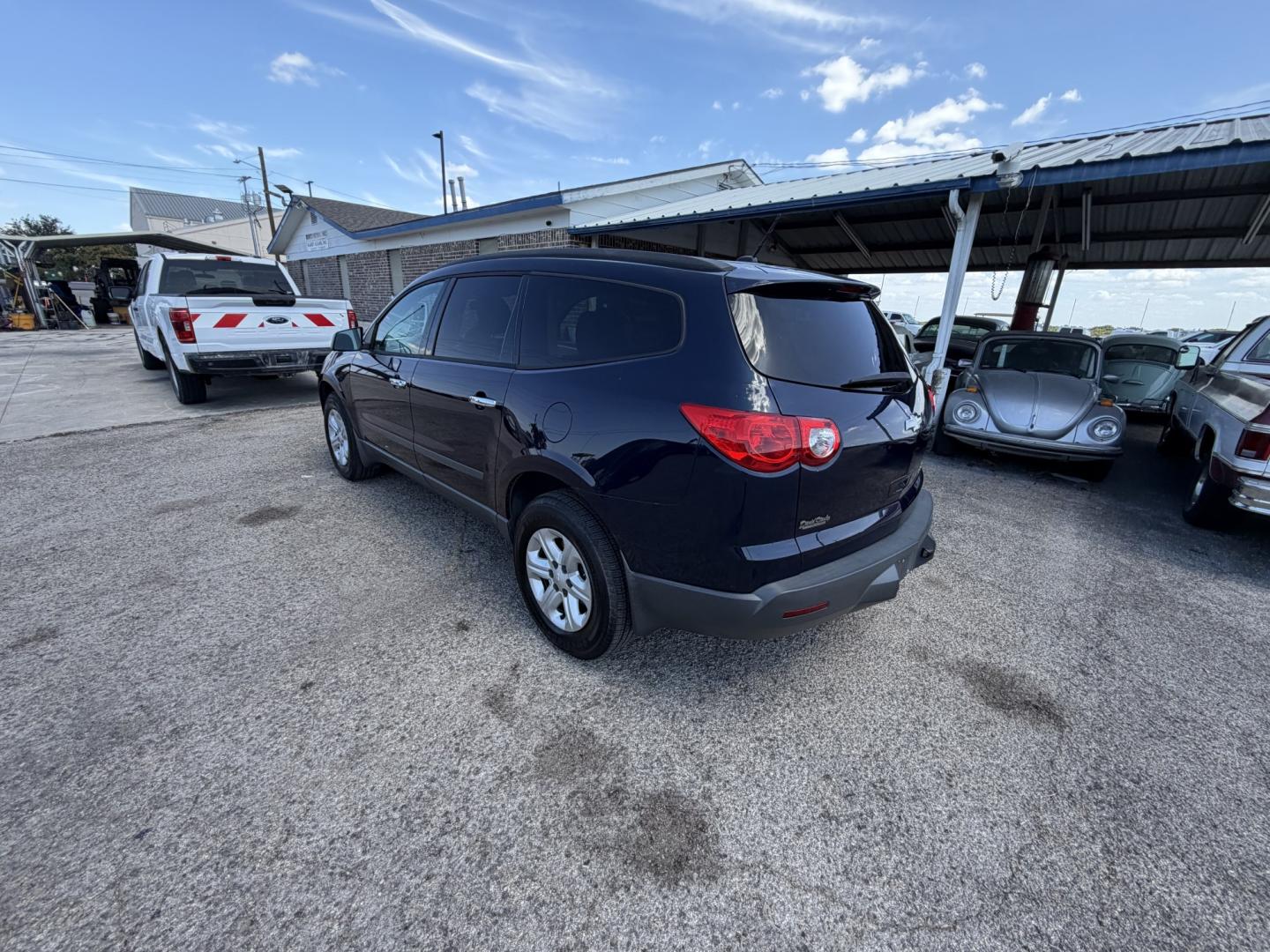 2012 Blue Chevrolet Traverse LS FWD (1GNKREED6CJ) with an 3.6L V6 DOHC 24V engine, 6A transmission, located at 1687 Business 35 S, New Braunfels, TX, 78130, (830) 625-7159, 29.655487, -98.051491- Photo#8