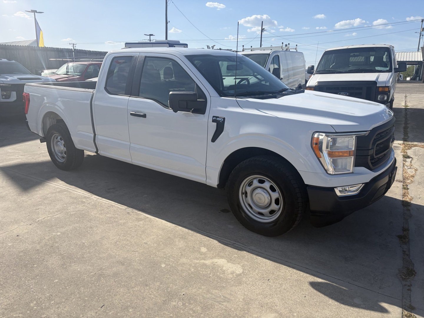2022 White Ford F-150 XL SuperCab 6.5-ft. Bed 2WD (1FTEX1CP8NK) with an 2.7L V6 DOHC 24V engine, 6A transmission, located at 1687 Business 35 S, New Braunfels, TX, 78130, (830) 625-7159, 29.655487, -98.051491- Photo#1