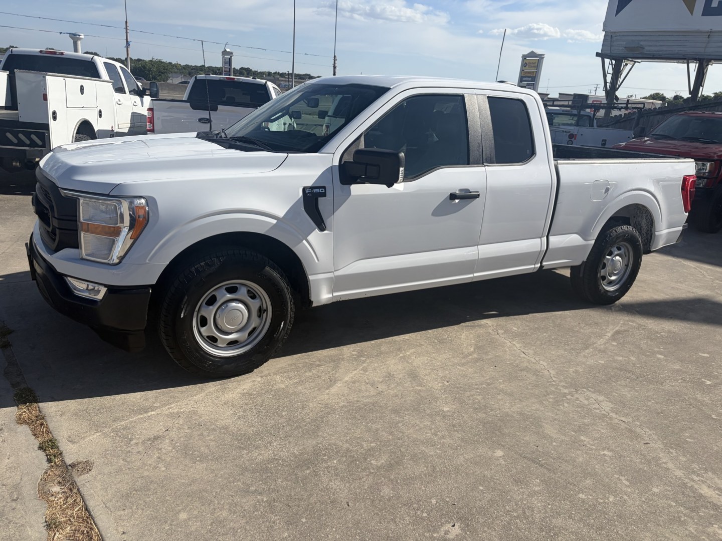 2022 White Ford F-150 XL SuperCab 6.5-ft. Bed 2WD (1FTEX1CP8NK) with an 2.7L V6 DOHC 24V engine, 6A transmission, located at 1687 Business 35 S, New Braunfels, TX, 78130, (830) 625-7159, 29.655487, -98.051491- Photo#0