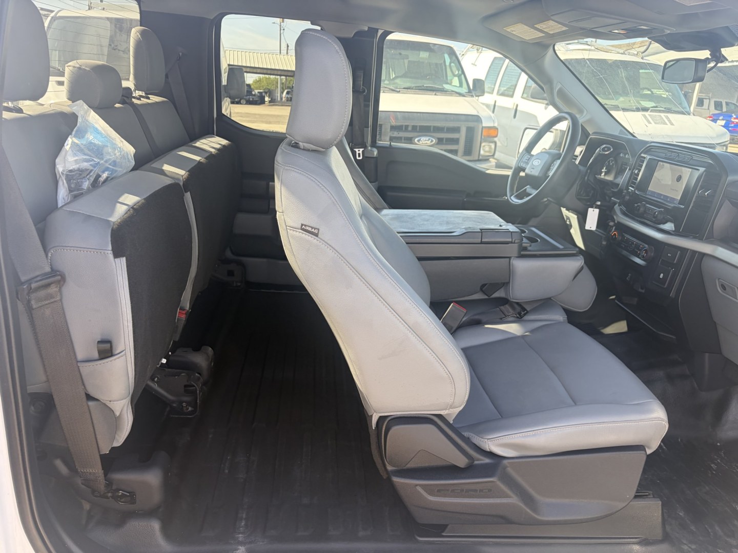 2022 White Ford F-150 XL SuperCab 6.5-ft. Bed 2WD (1FTEX1CP8NK) with an 2.7L V6 DOHC 24V engine, 6A transmission, located at 1687 Business 35 S, New Braunfels, TX, 78130, (830) 625-7159, 29.655487, -98.051491- Photo#4
