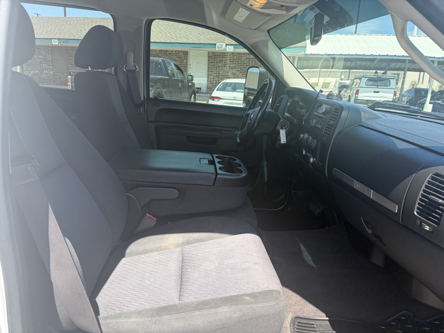 2013 White Chevrolet Silverado 2500HD LT Crew Cab 4WD (1GC1KXC84DF) with an 6.6L V8 OHV 32V TURBO DIESEL engine, 6-Speed Automatic transmission, located at 1687 Business 35 S, New Braunfels, TX, 78130, (830) 625-7159, 29.655487, -98.051491- Photo#2