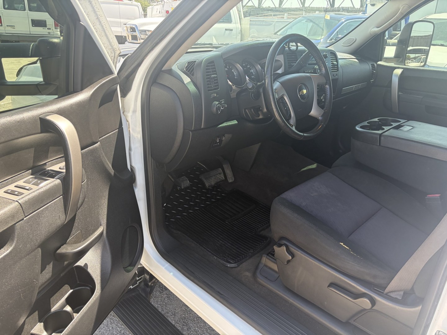 2013 White Chevrolet Silverado 2500HD LT Crew Cab 4WD (1GC1KXC84DF) with an 6.6L V8 OHV 32V TURBO DIESEL engine, 6-Speed Automatic transmission, located at 1687 Business 35 S, New Braunfels, TX, 78130, (830) 625-7159, 29.655487, -98.051491- Photo#10