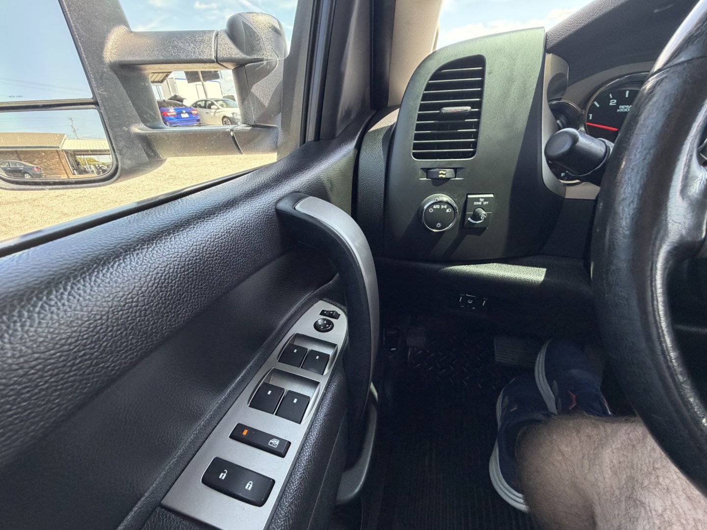 2013 White Chevrolet Silverado 2500HD LT Crew Cab 4WD (1GC1KXC84DF) with an 6.6L V8 OHV 32V TURBO DIESEL engine, 6-Speed Automatic transmission, located at 1687 Business 35 S, New Braunfels, TX, 78130, (830) 625-7159, 29.655487, -98.051491- Photo#14