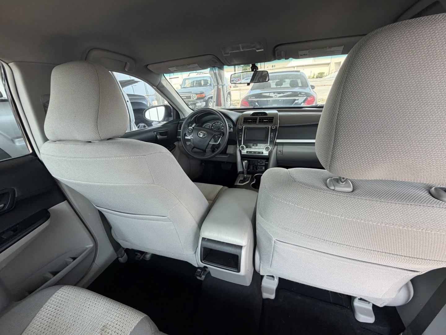 2014 White Toyota Camry L (4T4BF1FK3ER) with an 2.5L L4 DOHC 16V engine, 6-Speed Automatic transmission, located at 1687 Business 35 S, New Braunfels, TX, 78130, (830) 625-7159, 29.655487, -98.051491- Photo#5