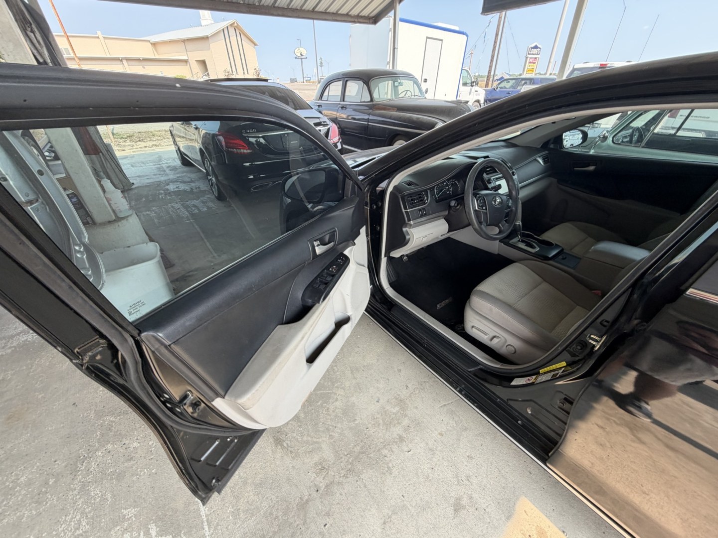 2014 White Toyota Camry L (4T4BF1FK3ER) with an 2.5L L4 DOHC 16V engine, 6-Speed Automatic transmission, located at 1687 Business 35 S, New Braunfels, TX, 78130, (830) 625-7159, 29.655487, -98.051491- Photo#9