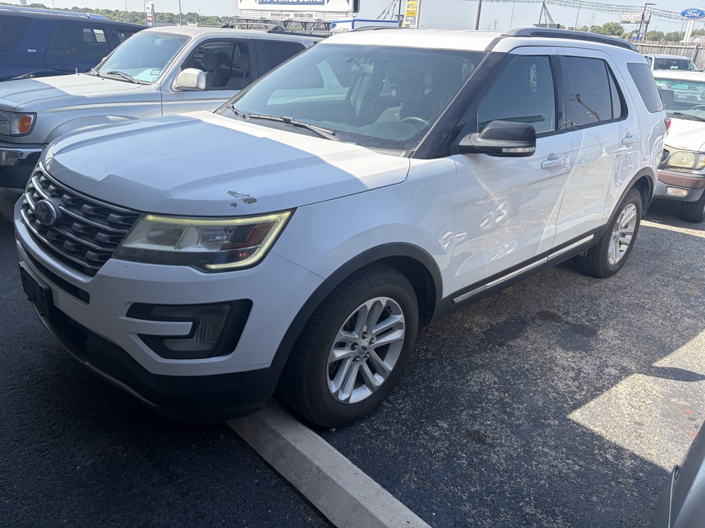 2017 White Ford Explorer XLT FWD (1FM5K7D8XHG) with an 3.5L V6 DOHC 24V engine, 6A transmission, located at 1687 Business 35 S, New Braunfels, TX, 78130, (830) 625-7159, 29.655487, -98.051491- Photo#0