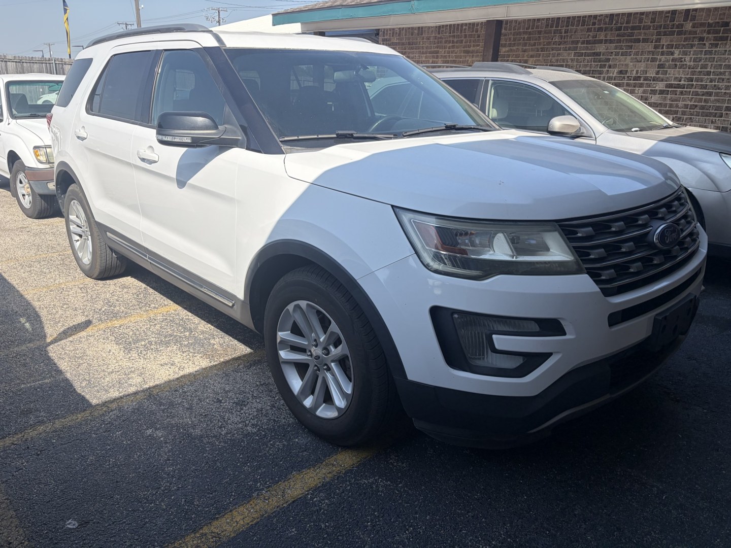 2017 White Ford Explorer XLT FWD (1FM5K7D8XHG) with an 3.5L V6 DOHC 24V engine, 6A transmission, located at 1687 Business 35 S, New Braunfels, TX, 78130, (830) 625-7159, 29.655487, -98.051491- Photo#1