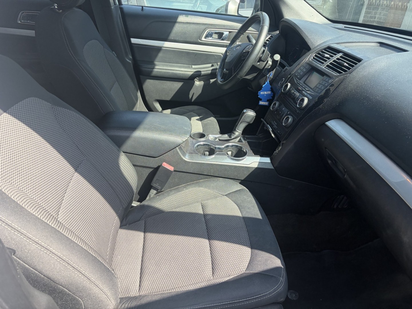 2017 White Ford Explorer XLT FWD (1FM5K7D8XHG) with an 3.5L V6 DOHC 24V engine, 6A transmission, located at 1687 Business 35 S, New Braunfels, TX, 78130, (830) 625-7159, 29.655487, -98.051491- Photo#2