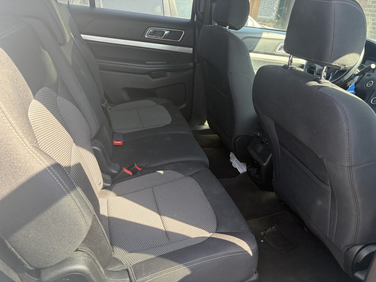 2017 White Ford Explorer XLT FWD (1FM5K7D8XHG) with an 3.5L V6 DOHC 24V engine, 6A transmission, located at 1687 Business 35 S, New Braunfels, TX, 78130, (830) 625-7159, 29.655487, -98.051491- Photo#3