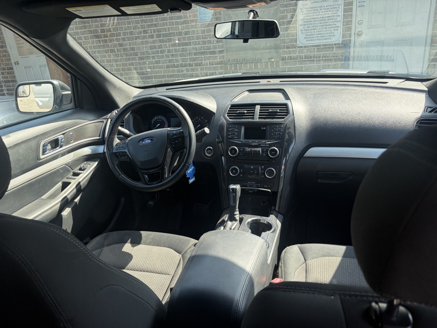 2017 White Ford Explorer XLT FWD (1FM5K7D8XHG) with an 3.5L V6 DOHC 24V engine, 6A transmission, located at 1687 Business 35 S, New Braunfels, TX, 78130, (830) 625-7159, 29.655487, -98.051491- Photo#5