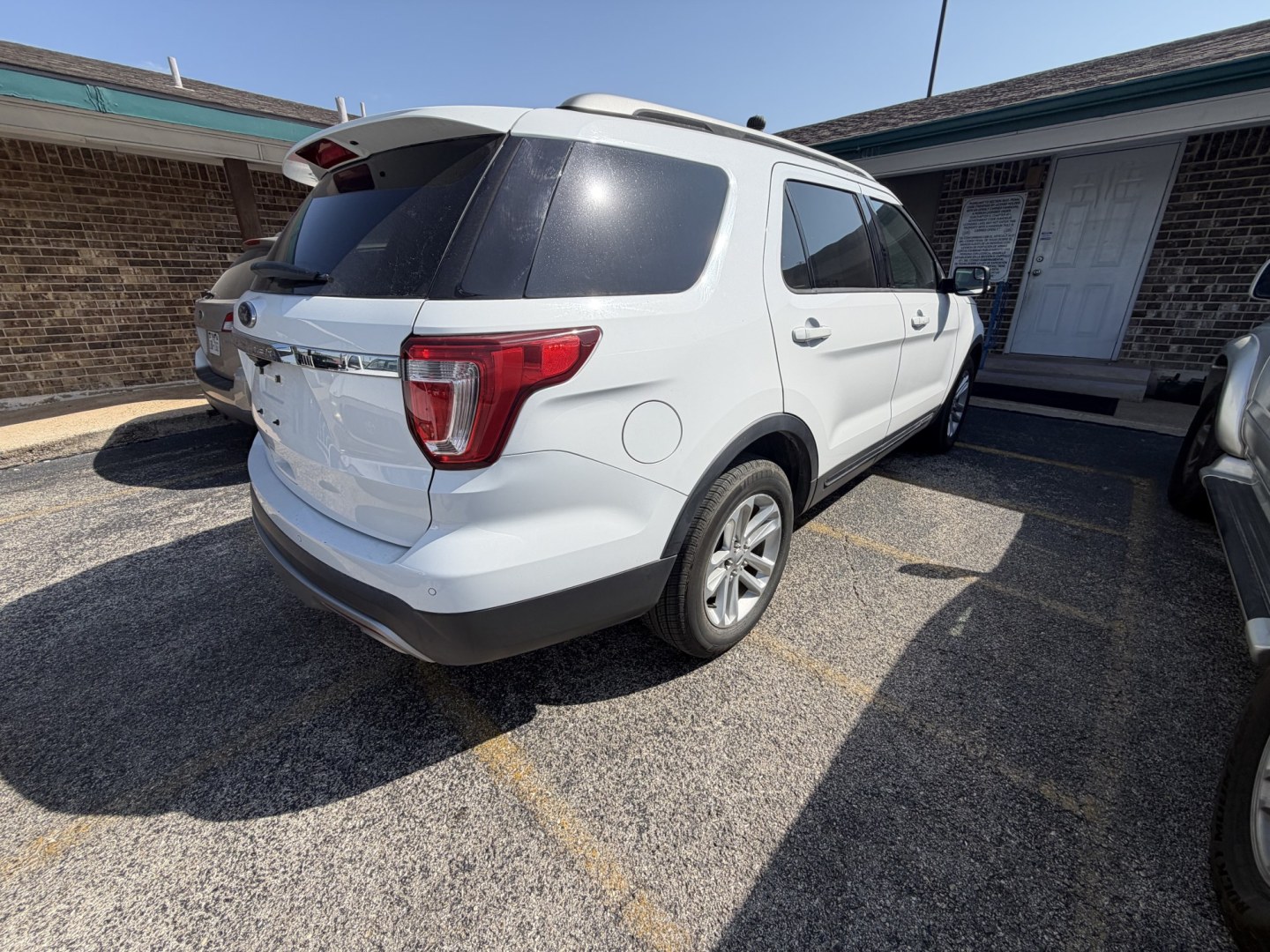 2017 White Ford Explorer XLT FWD (1FM5K7D8XHG) with an 3.5L V6 DOHC 24V engine, 6A transmission, located at 1687 Business 35 S, New Braunfels, TX, 78130, (830) 625-7159, 29.655487, -98.051491- Photo#6