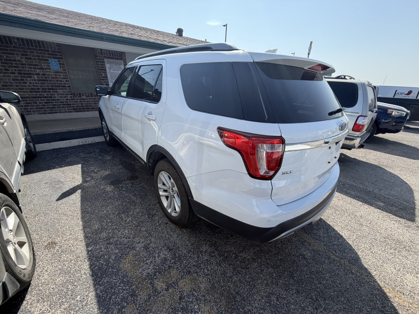 2017 White Ford Explorer XLT FWD (1FM5K7D8XHG) with an 3.5L V6 DOHC 24V engine, 6A transmission, located at 1687 Business 35 S, New Braunfels, TX, 78130, (830) 625-7159, 29.655487, -98.051491- Photo#8