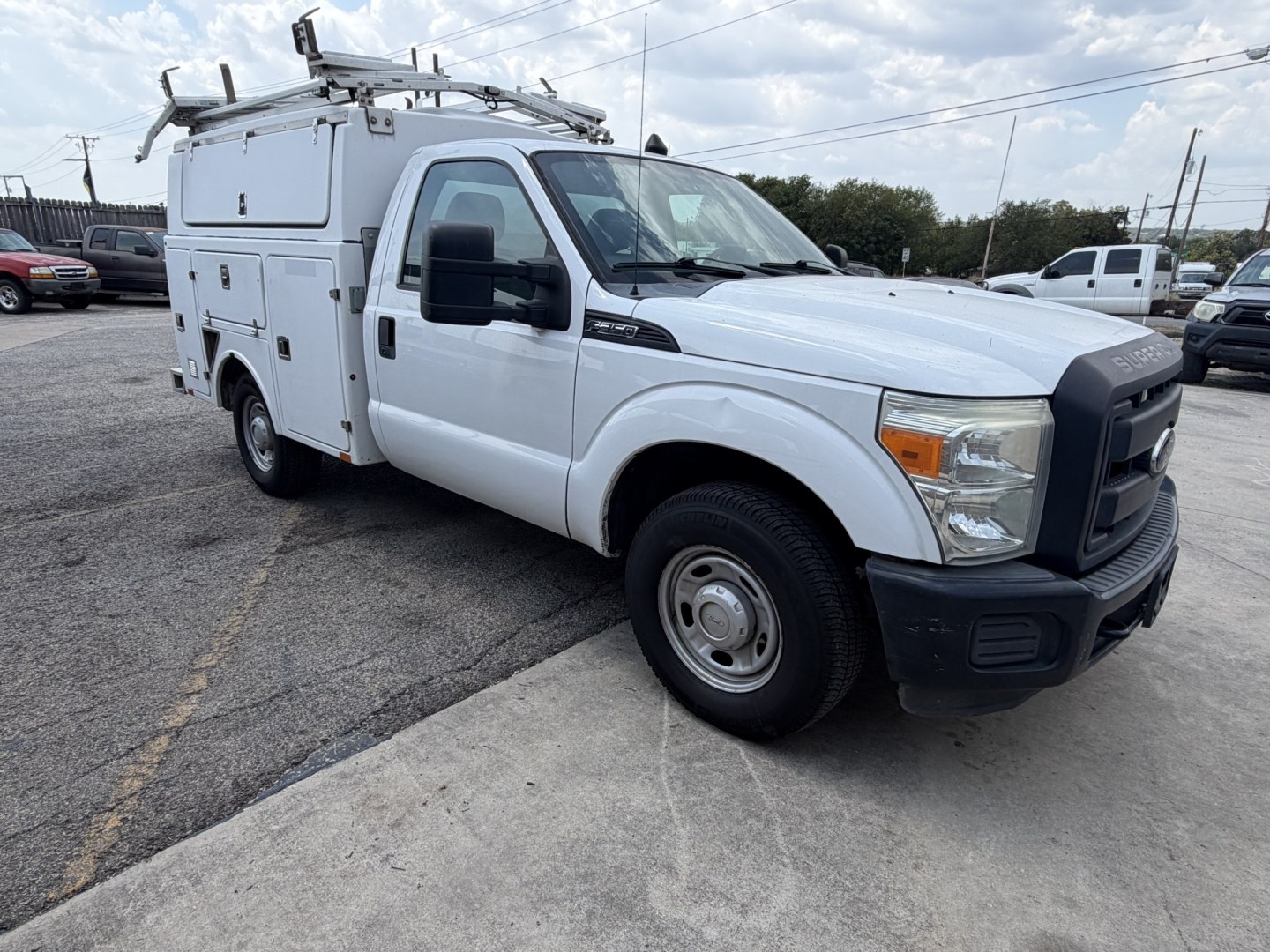 2013 White Ford F-350 SD XL 2WD (1FDRF3A65DE) with an 6.2L V8 OHV 16V engine, 6A transmission, located at 1687 Business 35 S, New Braunfels, TX, 78130, (830) 625-7159, 29.655487, -98.051491- Photo#1
