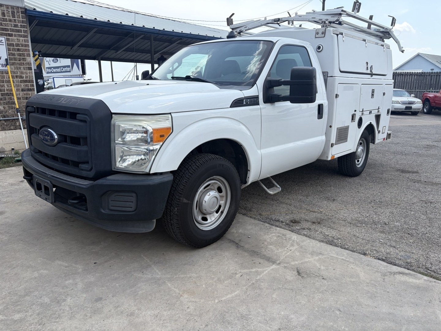2013 White Ford F-350 SD XL 2WD (1FDRF3A65DE) with an 6.2L V8 OHV 16V engine, 6A transmission, located at 1687 Business 35 S, New Braunfels, TX, 78130, (830) 625-7159, 29.655487, -98.051491- Photo#0