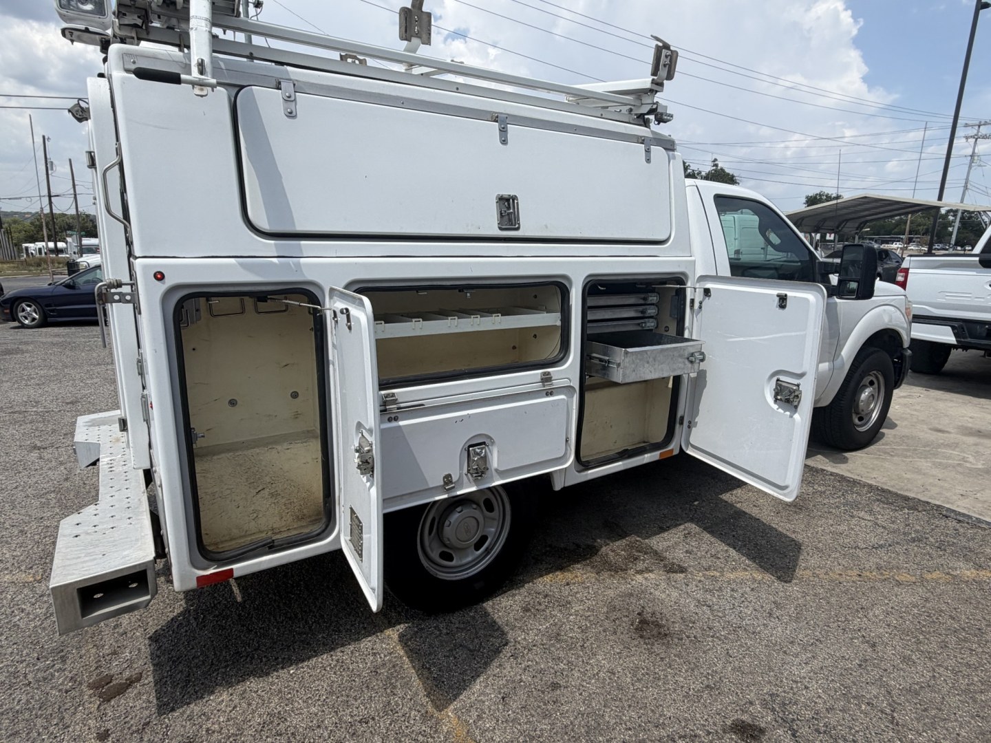 2013 White Ford F-350 SD XL 2WD (1FDRF3A65DE) with an 6.2L V8 OHV 16V engine, 6A transmission, located at 1687 Business 35 S, New Braunfels, TX, 78130, (830) 625-7159, 29.655487, -98.051491- Photo#4